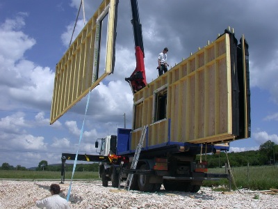 Déchargement de panneaux pré-assemblés